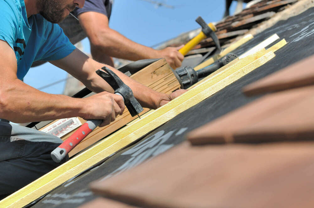 Couvreurs Marc M Couverture posant des tuiles sur un chantier en Essonne